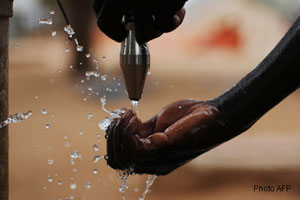 "L'accès à l'eau potable et à l'assainissement est nécessaire au plein exercice du droit à la santé et du droit à un niveau de vie suffisant".