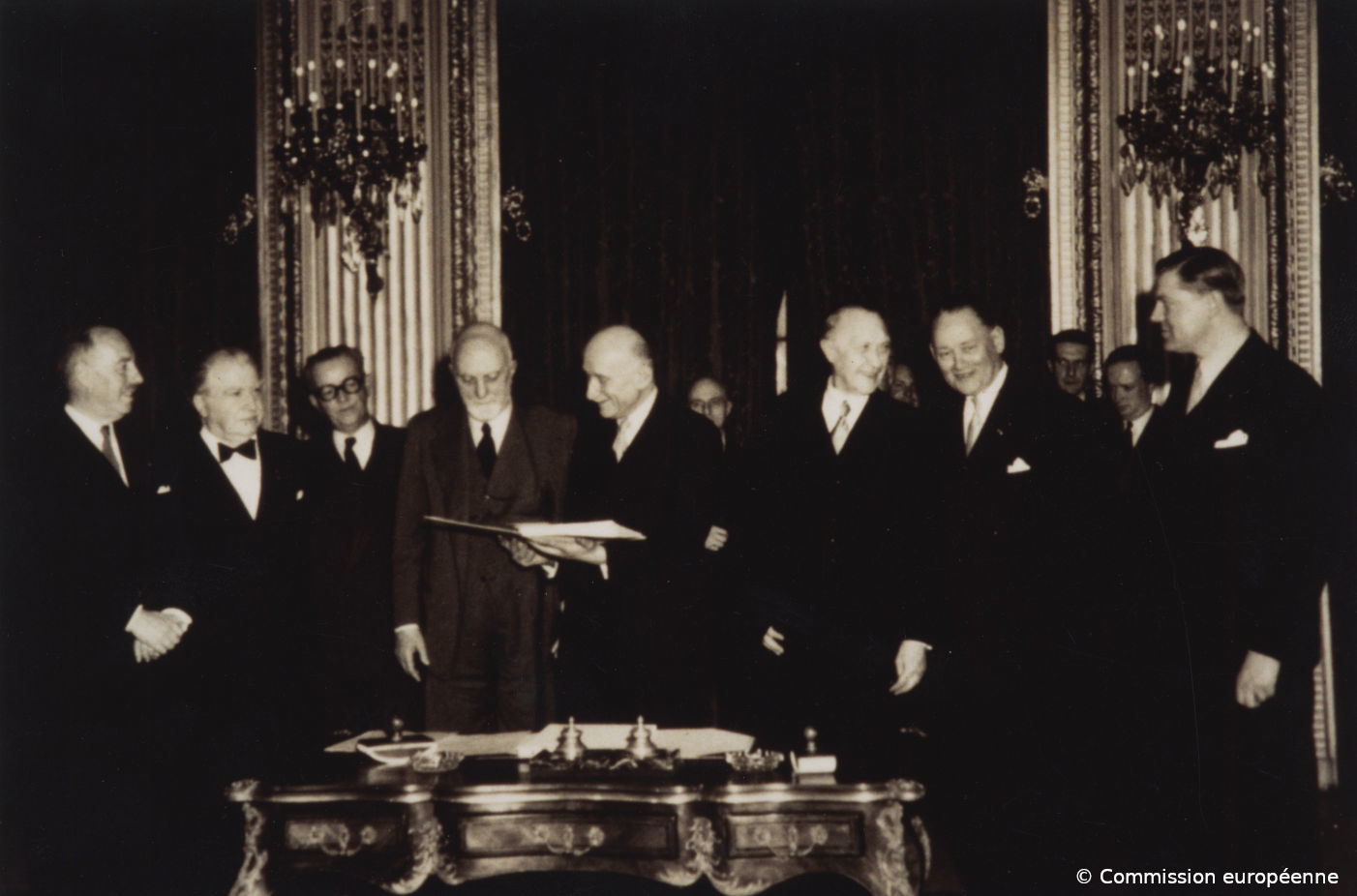 Signature du traité instaurant la CECA dans le Salon de l'horloge (1951) 